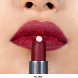 Avon Hydramatic je 1.matná rtěnka na světě s hydratačním středem s kyselinou hyaluronovou,více než 50 % hydratačních složek GARNET 11163